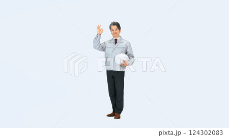 ヘルメットを持ってOKサインを見せる中高年男性作業員の全身写真 124302083