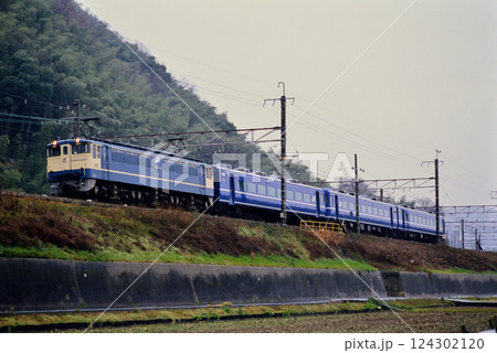 2007年　東海道線を走るEF651124ML用14系返却回送 124302120