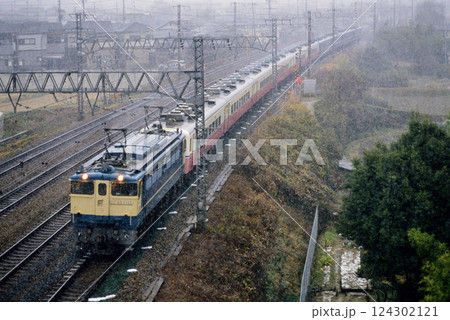 2007年　東海道本線を走るEF651132ML用14系返却回送 124302121