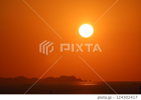 沖縄南部に沈む綺麗な夕日 124302417
