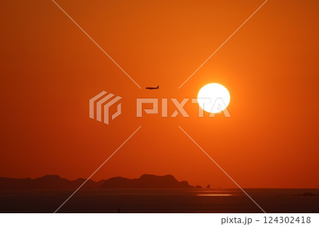 沖縄南部に沈む綺麗な夕日 124302418