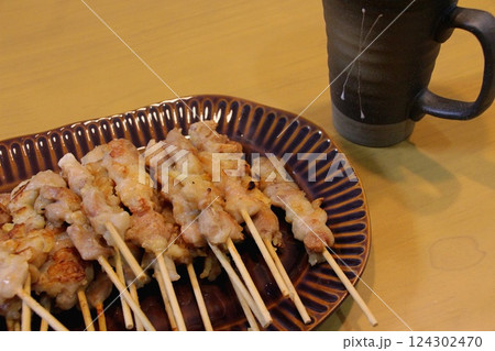 焼き鳥を肴にお酒 焼き鳥を肴にお酒 124302470