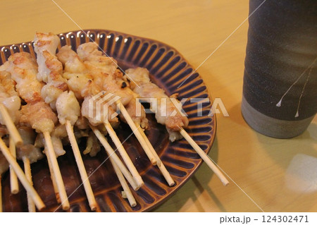 焼き鳥を肴にお酒 124302471