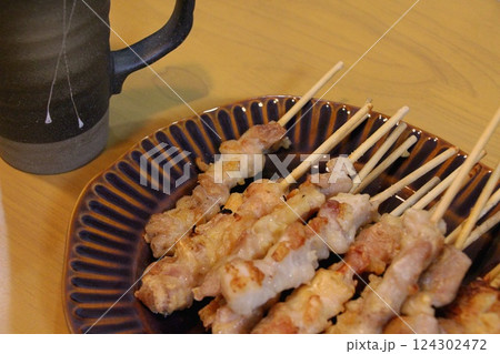 焼き鳥を肴にお酒 124302472