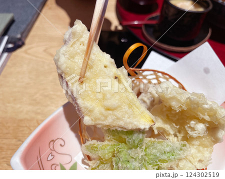 さつまいもの天ぷら ほくほく甘い野菜の揚げ物 さつまいもの天ぷら ほくほく甘い野菜の揚げ物 124302519