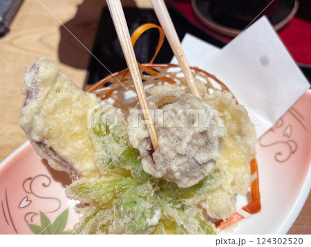 椎茸の天ぷら 旨みたっぷりのきのこ揚げ物 椎茸の天ぷら 旨みたっぷりのきのこ揚げ物 124302520