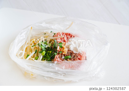 ポリ袋に入れて作る餃子のたね 124302587