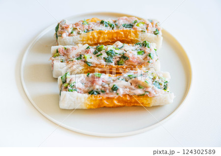ちくわに詰めた餃子の具材 124302589