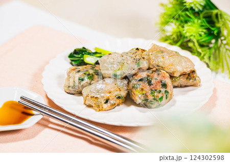 ライスペーパーで作るもちもち餃子 124302598