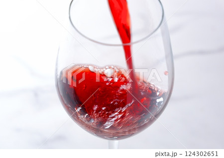 赤ワインをワイングラスに注ぐ 124302651