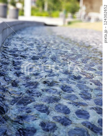 水の流れに心を委ねる散歩の時間 124302652