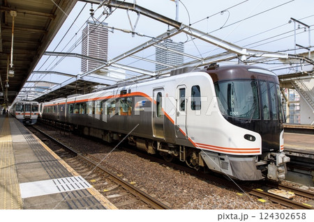 岐阜駅に停車中のHC85系特急ひだ 124302658