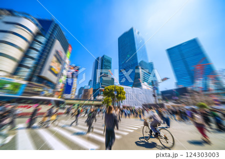 日本の東京都市景観　狂気の危険運転自転車。接触しそうになり通行人が慌ててよけた…日本人の脳に何が… 124303003