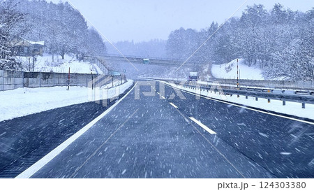 雪の上信越自動車道下り、信濃町付近 雪の上信越自動車道下り、信濃町付近 124303380
