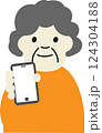 スマホを持っているシニア女性のイラスト素材 124304188
