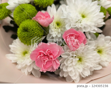 Beautiful and charming bouquet of chrysanthemum flowers in various colors. A beautiful bouquet of mixed flowers. 124305156