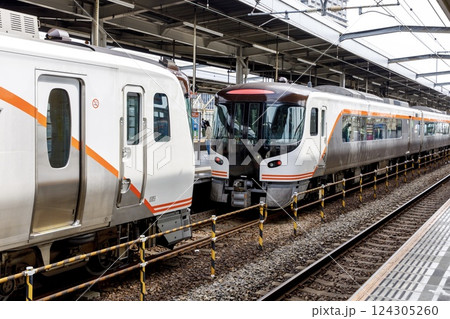 岐阜駅での特急ひだの連結作業 124305260