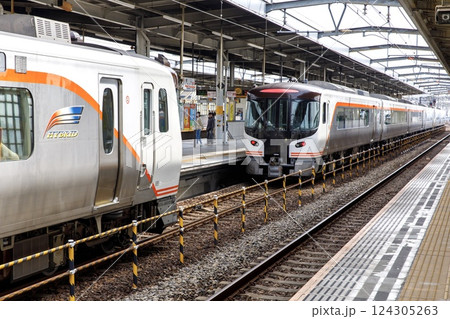 岐阜駅での特急ひだの連結作業 124305263