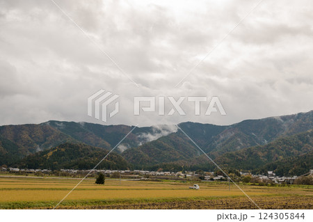 【若狭付近で雲が立ち込めた山々】 124305844