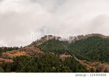 【熊川宿で雲が立ち込めた山々】 124305856