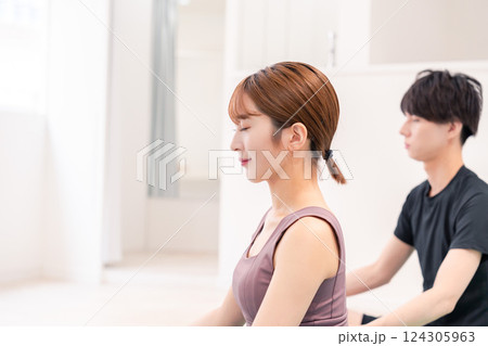 ジムで体を鍛える若い女性 124305963