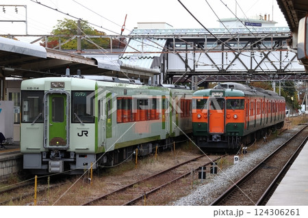 小諸駅に停車中の小海線キハ110系・しなの鉄道線115系電車 124306261
