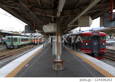 小諸駅に停車中の小海線キハ110系・しなの鉄道線115系電車 124306262