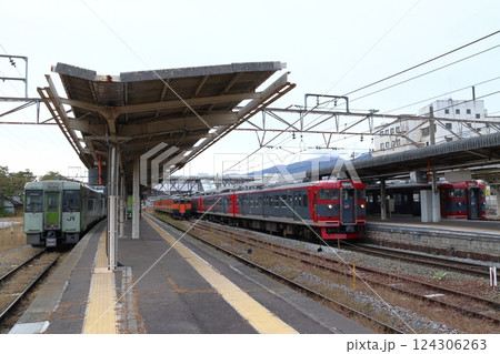 小諸駅に停車中の小海線キハ110系・しなの鉄道線115系電車 小諸駅に停車中の小海線キハ110系・しなの鉄道線115系電車 124306263