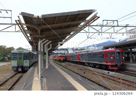 小諸駅に停車中の小海線キハ110系・しなの鉄道線115系電車 小諸駅に停車中の小海線キハ110系・しなの鉄道線115系電車 124306264