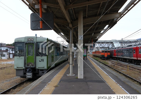 小諸駅に停車中の小海線キハ110系・しなの鉄道線115系電車 124306265