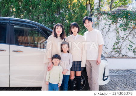 車で旅行に出かけるファミリー 124306379