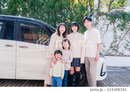 車で旅行に出かけるファミリー 124306381