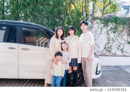 車で旅行に出かけるファミリー 124306382