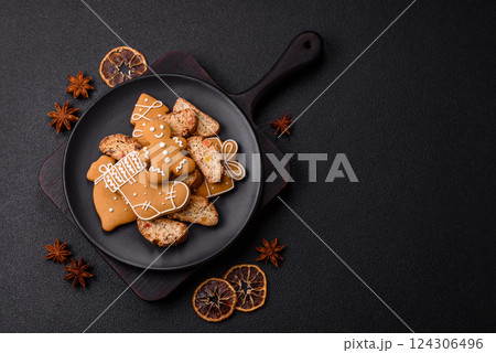 Christmas cantuccini cookies with nuts and candied fruits, gingerbread Christmas cantuccini cookies with nuts and candied fruits, gingerbread 124306496