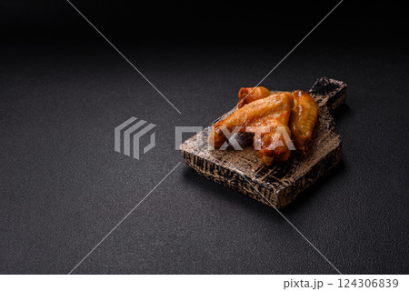 Grilled chicken wings with salt and spices 124306839