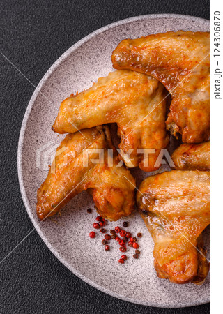 Grilled chicken wings with salt and spices 124306870