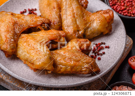 Grilled chicken wings with salt and spices 124306871