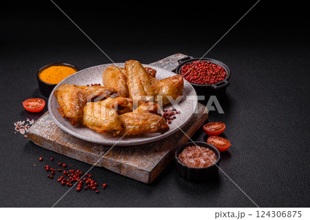 Grilled chicken wings with salt and spices 124306875