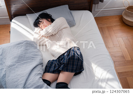 ベッドでゴロゴロする女子高生 124307065