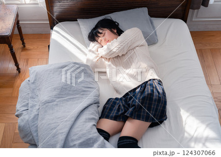 ベッドでゴロゴロする女子高生 ベッドでゴロゴロする女子高生 124307066
