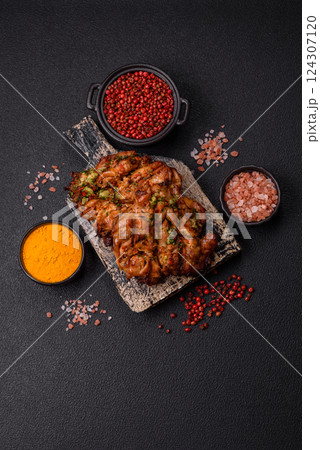 Grilled chicken fillet with garlic sauce, hot pepper 124307120