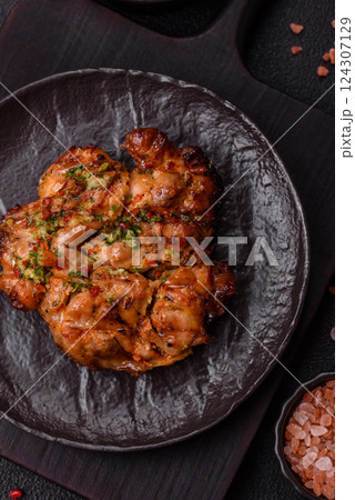 Grilled chicken fillet with garlic sauce, hot pepper 124307129