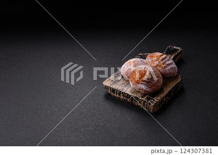 Delicious round freshly baked cinnamon flavored cookies Delicious round freshly baked cinnamon flavored cookies 124307381