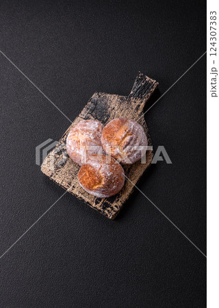 Delicious round freshly baked cinnamon flavored cookies Delicious round freshly baked cinnamon flavored cookies 124307383