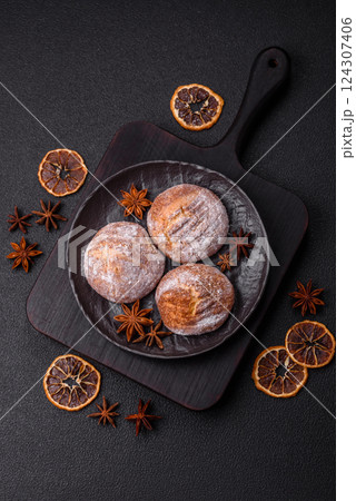 Delicious round freshly baked cinnamon flavored cookies Delicious round freshly baked cinnamon flavored cookies 124307406