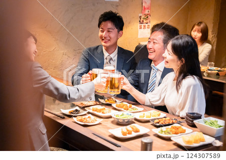 居酒屋で部署のお疲れ様会をするビジネスパーソン 居酒屋で部署のお疲れ様会をするビジネスパーソン 124307589