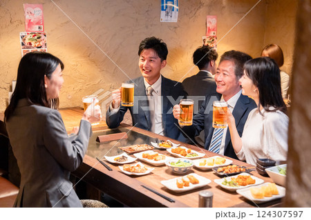 居酒屋で部署のお疲れ様会をするビジネスパーソン 居酒屋で部署のお疲れ様会をするビジネスパーソン 124307597