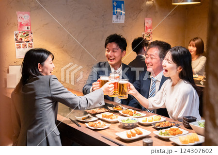 居酒屋で部署のお疲れ様会をするビジネスパーソン 居酒屋で部署のお疲れ様会をするビジネスパーソン 124307602