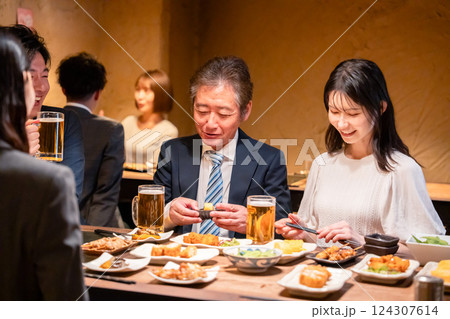 居酒屋で部署のお疲れ様会をするビジネスパーソン 居酒屋で部署のお疲れ様会をするビジネスパーソン 124307614