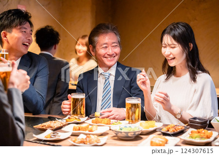 居酒屋で部署のお疲れ様会をするビジネスパーソン 124307615